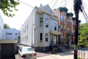 25 Room Boarding House in Jersey City, NJ - Building Photo