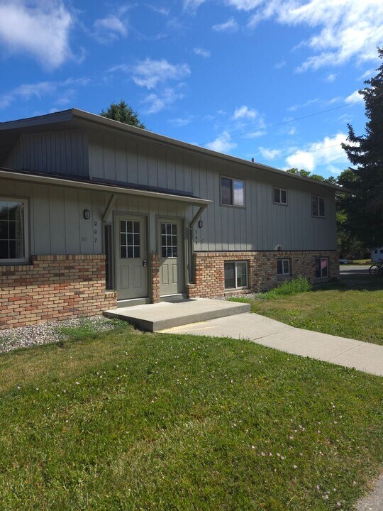 E. E Garfield St in Bozeman, MT - Building Photo