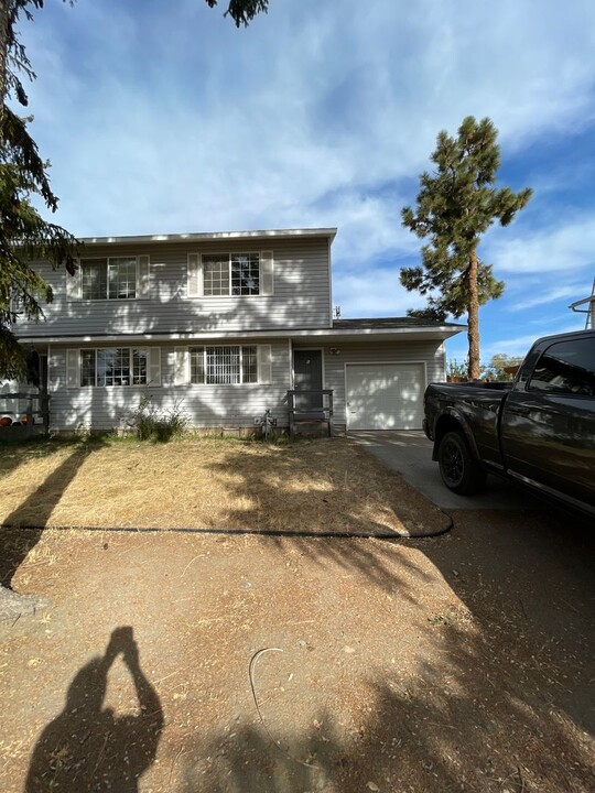 573 7th St in Metolius, OR - Building Photo