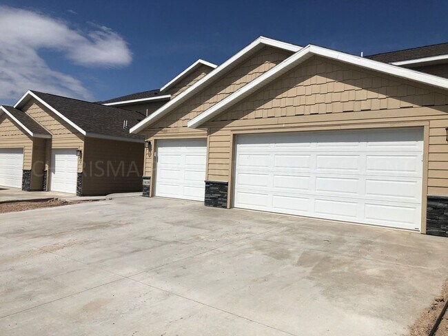 1418 Kayla Pl in Harrisburg, SD - Building Photo - Building Photo