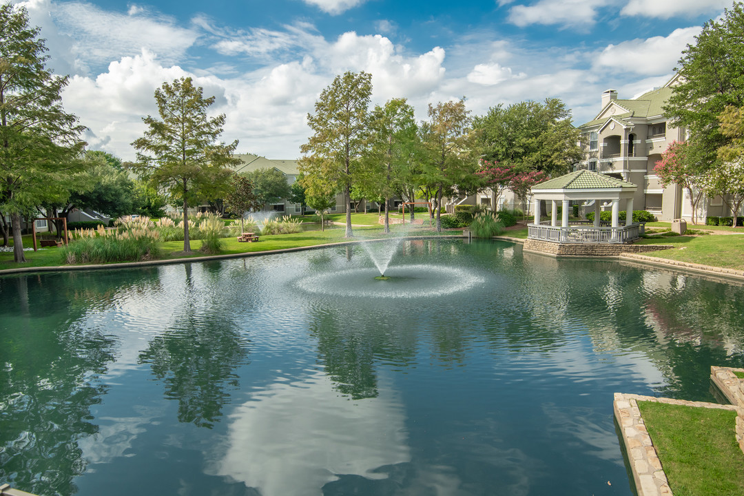 Lakeview At Parkside in Farmers Branch, TX - Building Photo