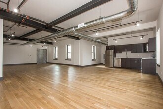 190 Christopher Columbus Dr in Jersey City, NJ - Building Photo - Building Photo