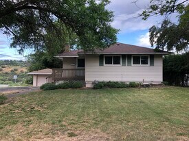 805 NW Clifford St in Pullman, WA - Building Photo