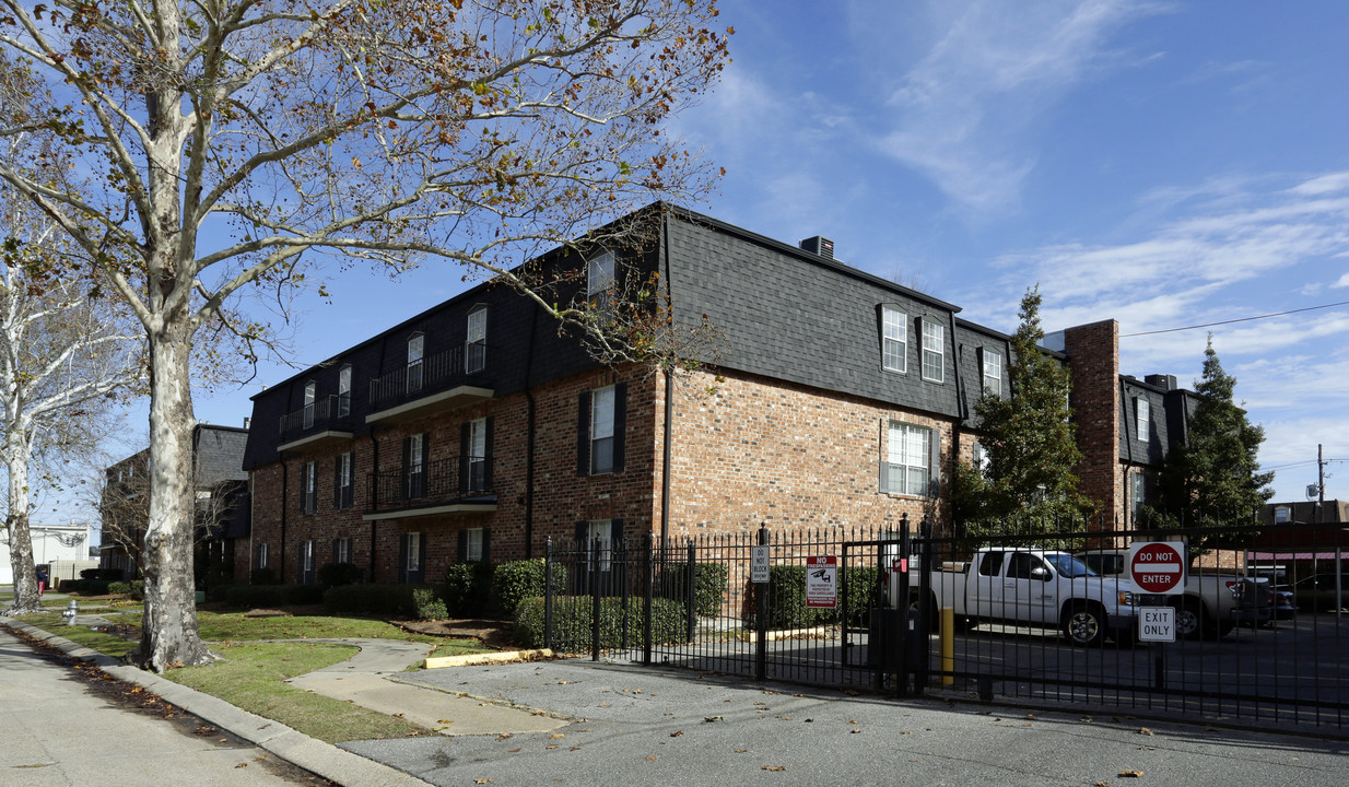 One Metairie Place in Metairie, LA - Foto de edificio