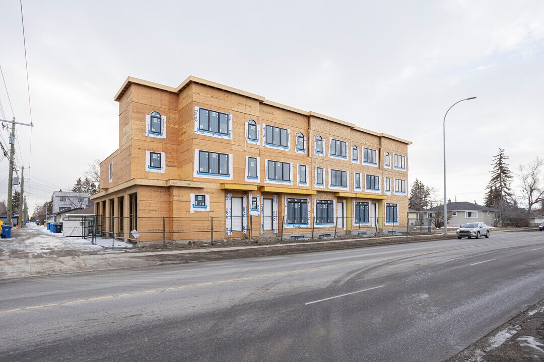 1926 18 Av NW in Calgary, AB - Building Photo