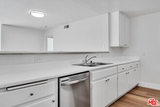 2050 S Bentley Ave in Los Angeles, CA - Building Photo - Building Photo