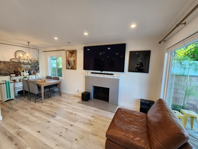 7000 Andasol Ave in Van Nuys, CA - Foto de edificio - Building Photo