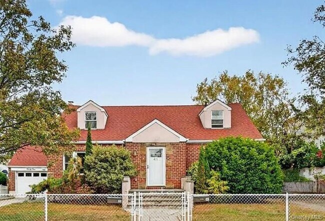 41 Ostend Rd in Island Park, NY - Building Photo - Building Photo