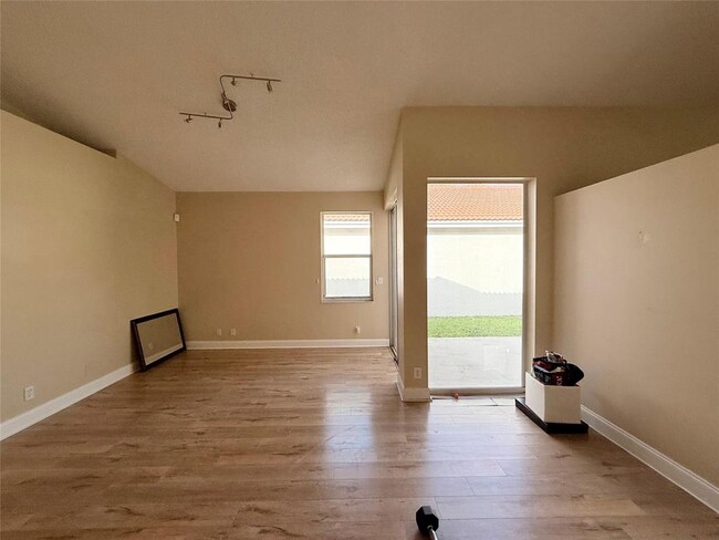 4965 SW 153rd Ave in Davie, FL - Foto de edificio - Building Photo