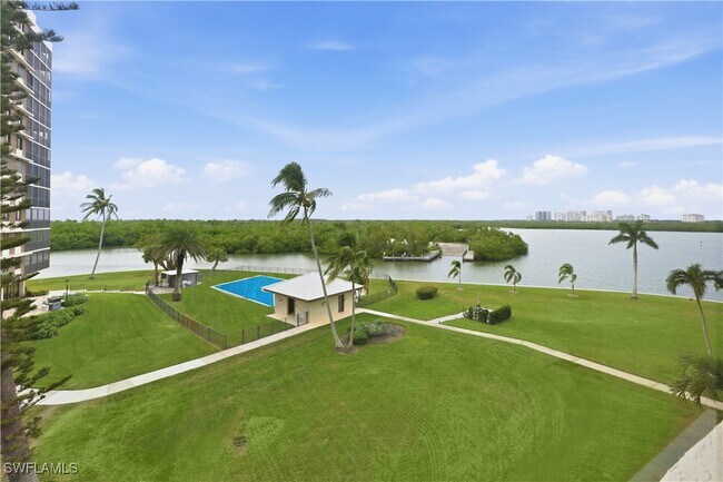 17 Bluebill Ave in Naples, FL - Foto de edificio - Building Photo