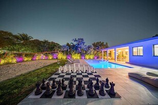 305 NW 124th St in North Miami, FL - Building Photo