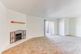 Union Square Apartments in Lakewood, CO - Building Photo - Building Photo