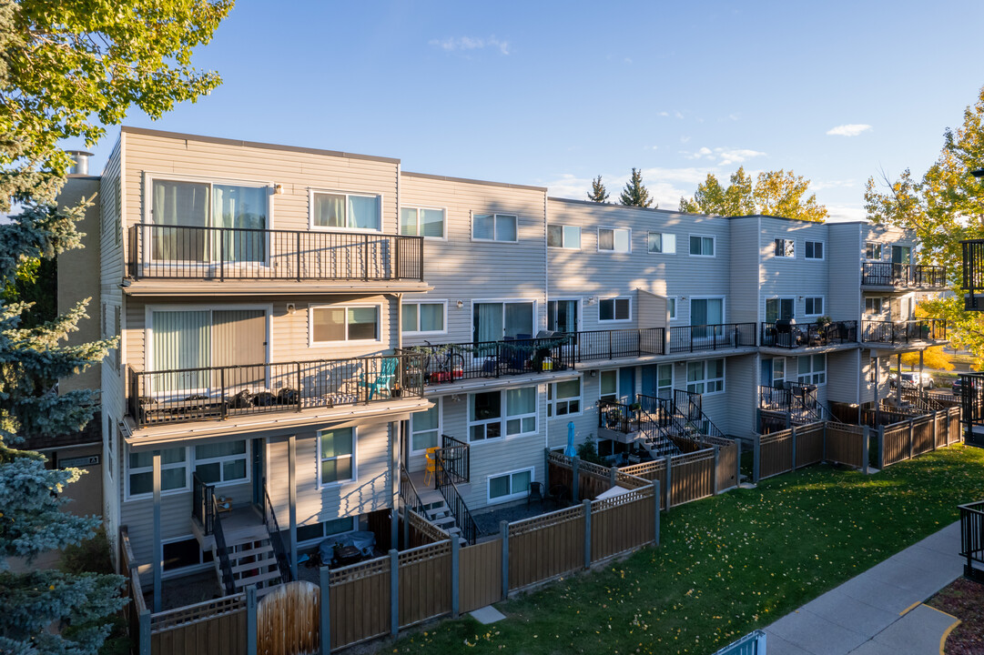 Varsity House in Calgary, AB - Building Photo