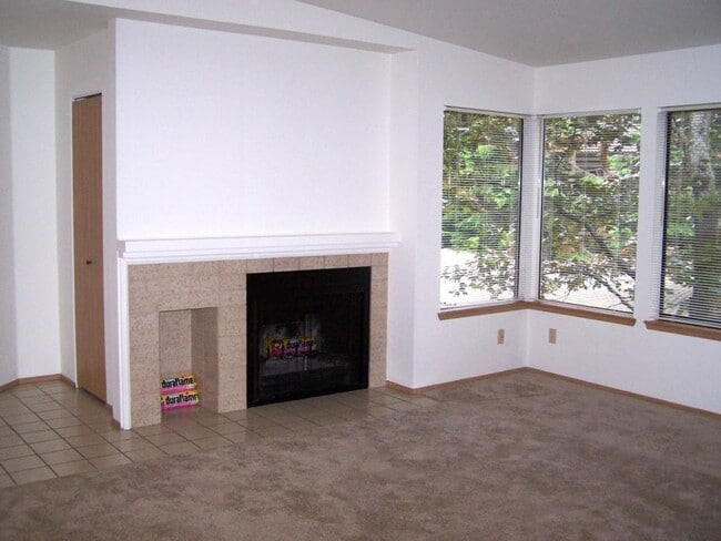 1276 Bellevue Way NE in Bellevue, WA - Building Photo - Building Photo