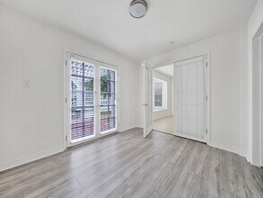 503 E Bay Ave in Newport Beach, CA - Building Photo - Building Photo