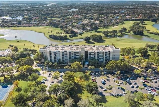 16300 Golf Club Rd in Weston, FL - Foto de edificio