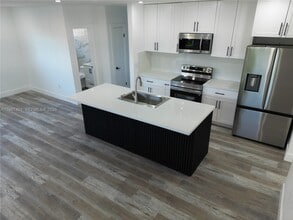 2600 NW 108th St in Miami, FL - Foto de edificio - Building Photo