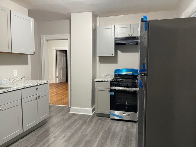 19 Greenwood Hill St, Unit 1st Floor in Stamford, CT - Foto de edificio - Building Photo