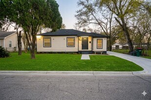 916 Parkway Dr in Baytown, TX - Building Photo