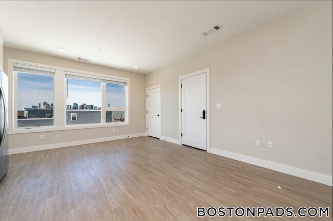 340 Bremen St, Unit 203 in Boston, MA - Building Photo - Building Photo