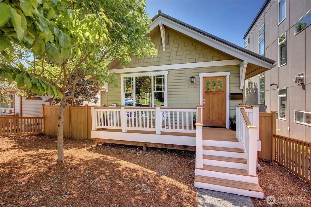 5105 46th Ave SW in Seattle, WA - Building Photo