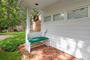 197 Hog Creek Rd in East Hampton, NY - Building Photo