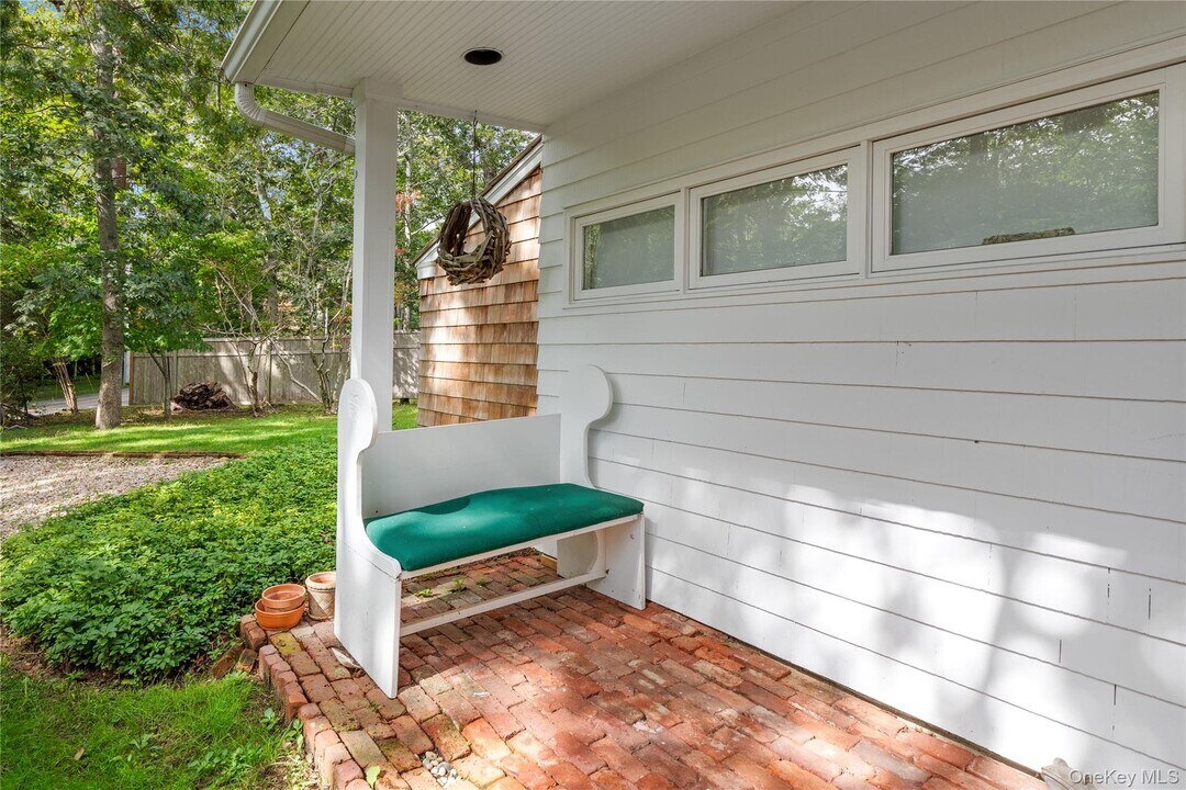 197 Hog Creek Rd in East Hampton, NY - Building Photo