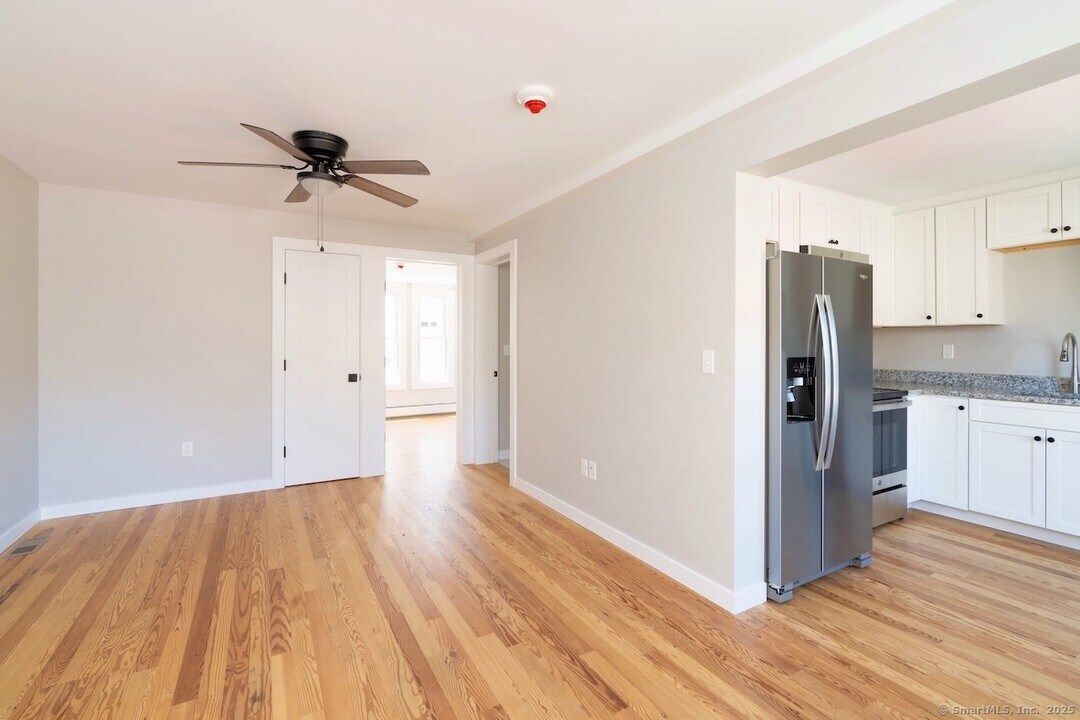343 Main St in Salisbury, CT - Building Photo