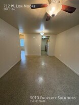 712 Lon Moore St in Charleston, MO - Building Photo