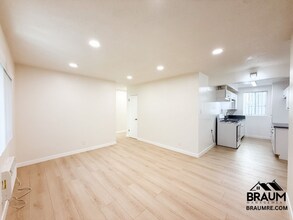 2043 S Bedford St in Los Angeles, CA - Building Photo - Building Photo