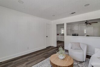 541 NW Lorna St in Burleson, TX - Building Photo - Building Photo