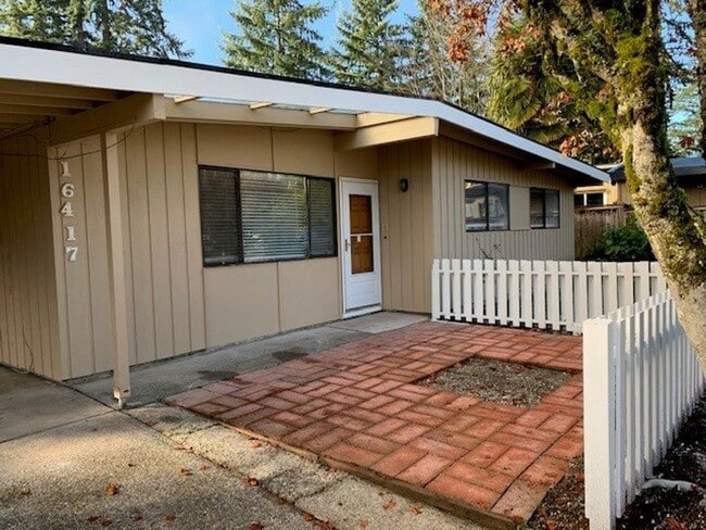 16417 NE 16th Pl in Bellevue, WA - Building Photo - Building Photo