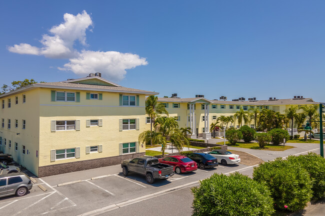 Columbia House Condominiums in Cape Canaveral, FL - Foto de edificio - Building Photo