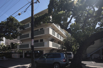 Kapiolani Breeze Apartments in Honolulu, HI - Building Photo - Building Photo