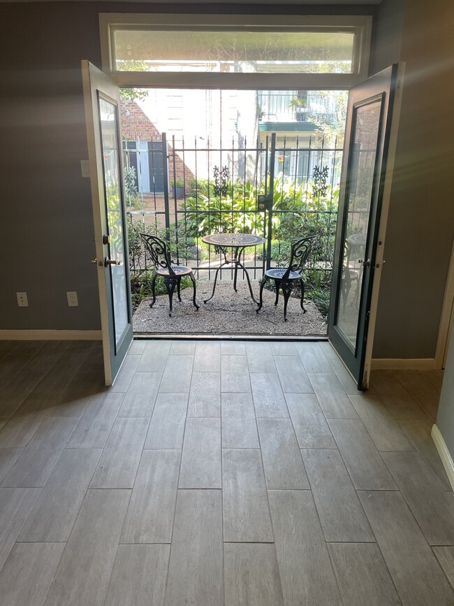 3400 Timmons Ln in Houston, TX - Building Photo - Building Photo