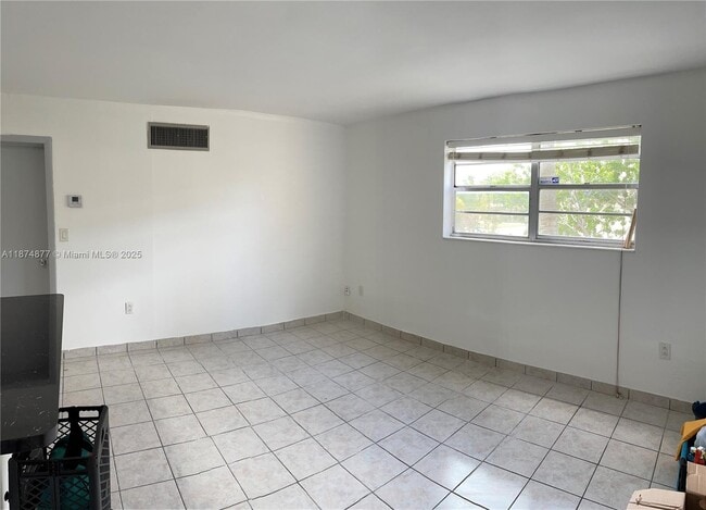 465 S Royal Poinciana Blvd in Miami Springs, FL - Foto de edificio - Building Photo