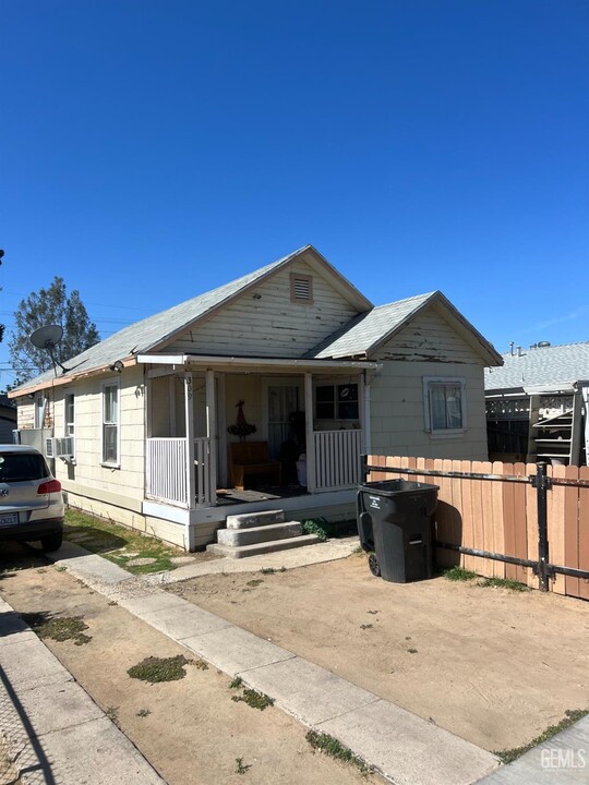 309 Wilson Ave in Bakersfield, CA - Building Photo