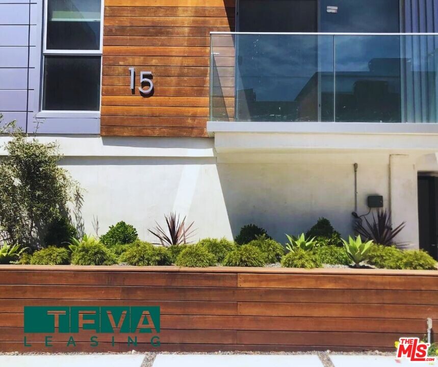 15 Dudley Ave in Los Angeles, CA - Foto de edificio