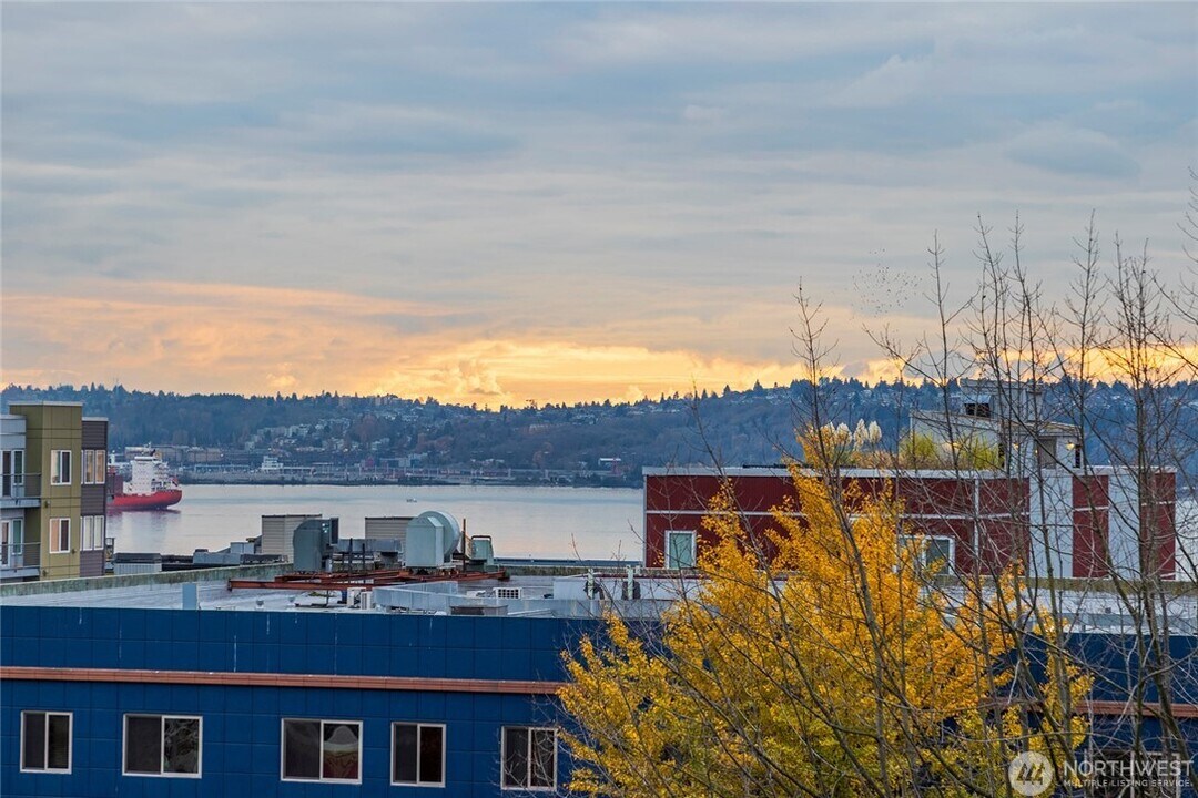 121 Vine St in Seattle, WA - Building Photo
