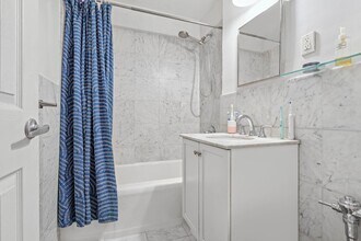 141 E 55th St in New York, NY - Building Photo - Building Photo