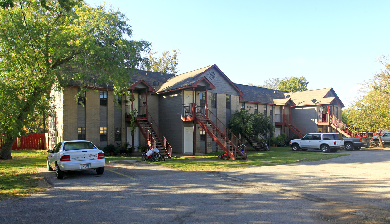 Victoria Station Apartments in Georgetown, TX - Building Photo