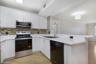 8271 Key Royal Cir in Naples, FL - Building Photo