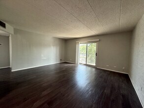 3852 N Parkway Dr in Northbrook, IL - Building Photo - Building Photo