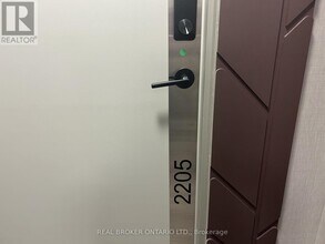 5105 Hurontario St in Mississauga, ON - Building Photo - Building Photo