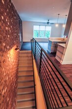 905 W Austin St, Unit B in Conroe, TX - Foto de edificio - Building Photo