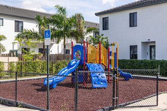 Century Gardens South in Miami, FL - Building Photo - Building Photo