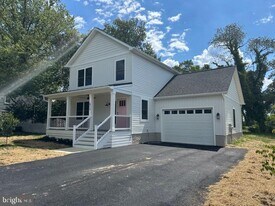 512 Livingstone St in Colonial Beach, VA - Building Photo