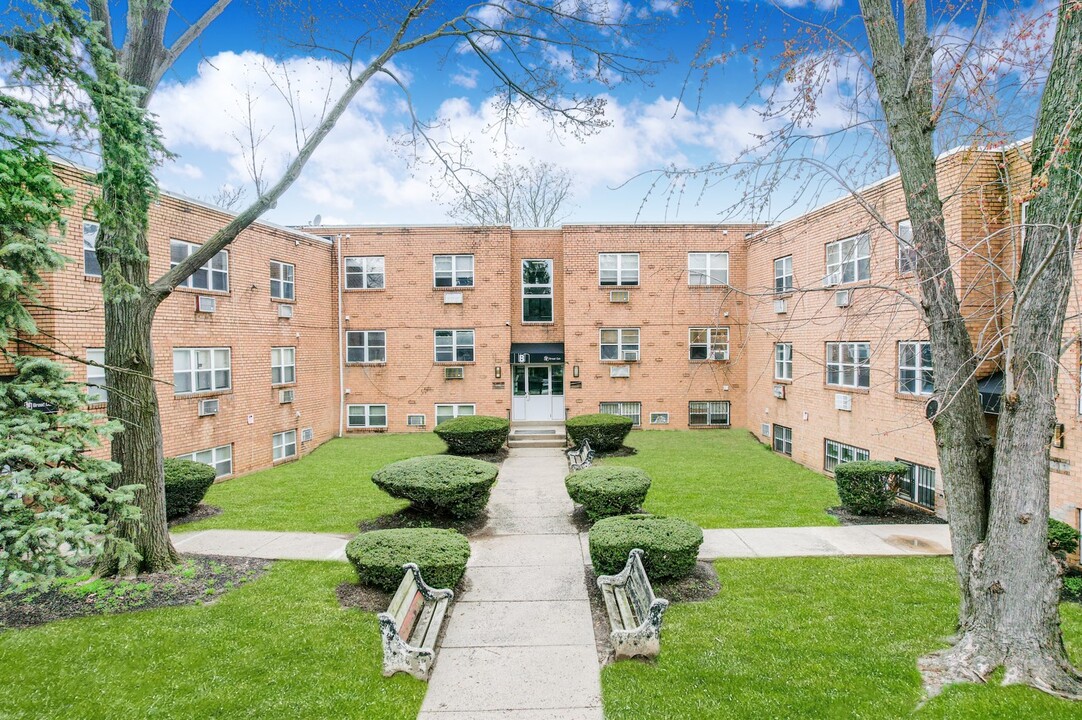 Broad Oaks Apartments in Philadelphia, PA - Building Photo