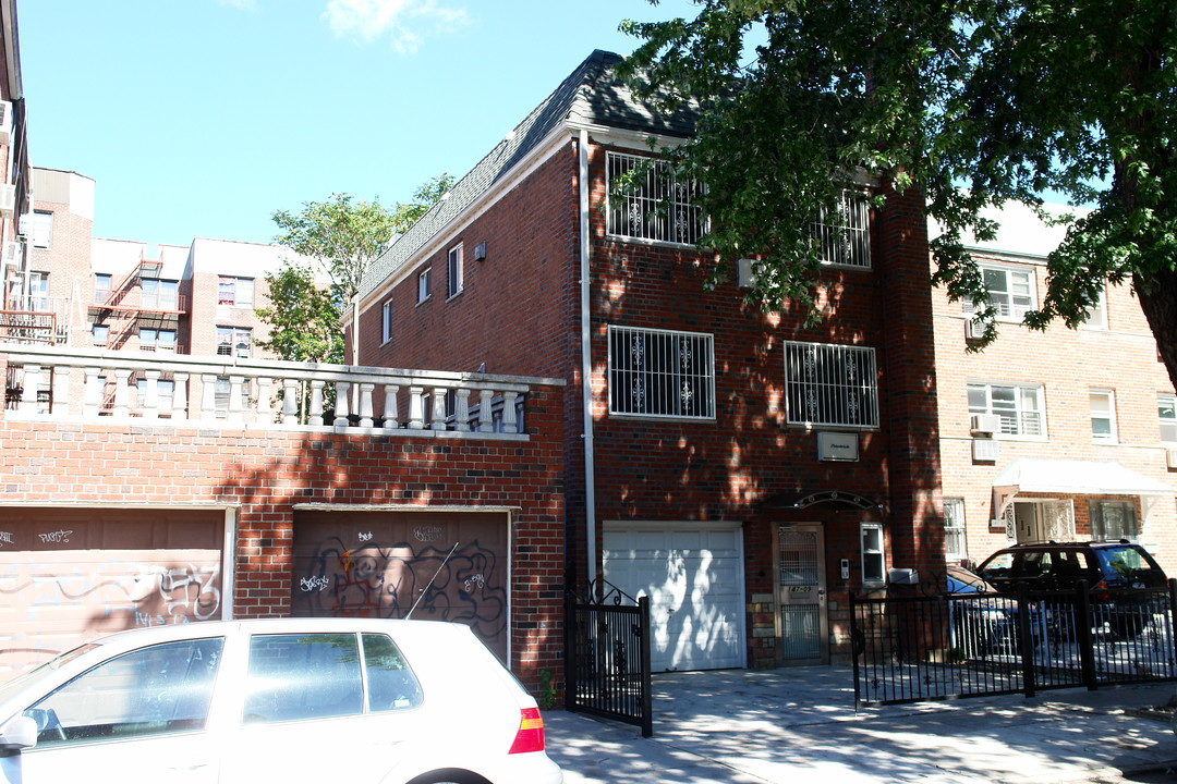 14709 Barclay Ave in Flushing, NY - Foto de edificio