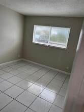 2404 NW 39th Wy in Lauderdale Lakes, FL - Building Photo - Building Photo